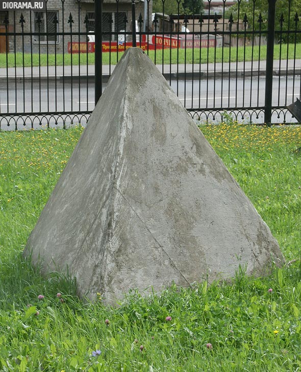 Противотанковые пирамиды бетонные